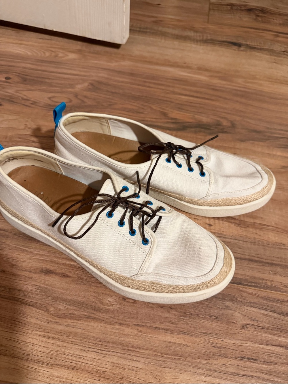 Vionic Women's white Canvas Sneakers with Blue Eyelets